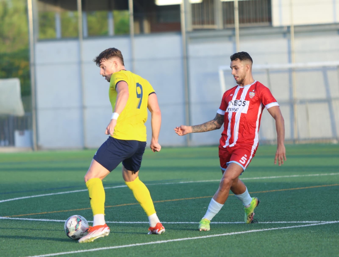 PRETEMPORADA 25-26. V Trofeu Josep Ramon Vigueras. CF MARTORELL - UE CASTELLDEFELS: 2-0. Derrota groga i 'show' arbitral