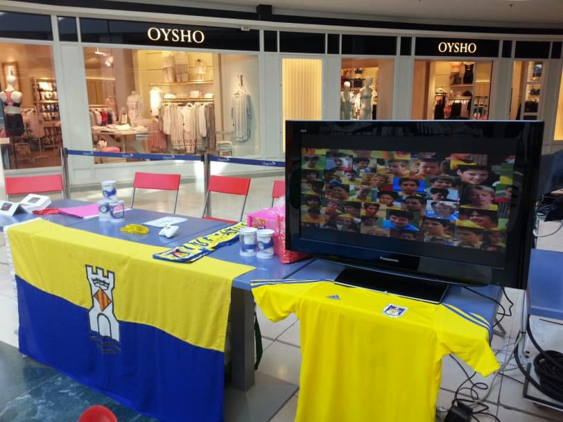 BUENA ACOGIDA DEL 'STAND' DE LA UE CASTELLDEFELS EN EL CENTRE COMERCIAL L'ÀNEC BLAU