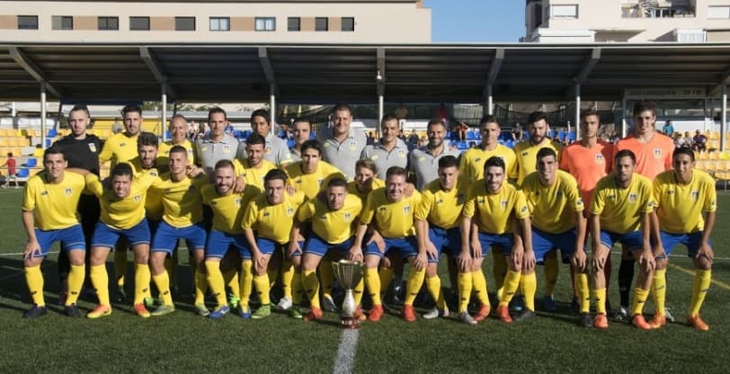 PRIMERA FOTOGRAFIA DE GRUP I NOVETATS PLANTILLA UE CASTELLDEFELS