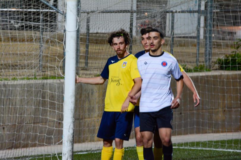 Tercera Catalana 21-22 (Grup 10). Jornada 27. UE CASTELLDEFELS B - FC LEGENDS L'HOSPITALET B: 1-3. Massa concessions contra el líder